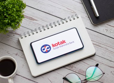 Batı Bangal, Hindistan - 09 Ekim 2021: Kotak Mahindra Bank logosu telefon ekranı görüntüsü.