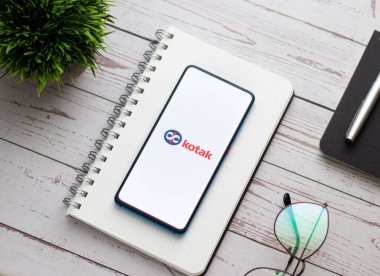 Batı Bangal, Hindistan - 09 Ekim 2021: Kotak Mahindra Bank logosu telefon ekranı görüntüsü.