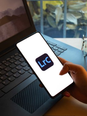 Assam, Hindistan - 20 Aralık 2020: Telefon ekranında Adobe Lightroom logosu.