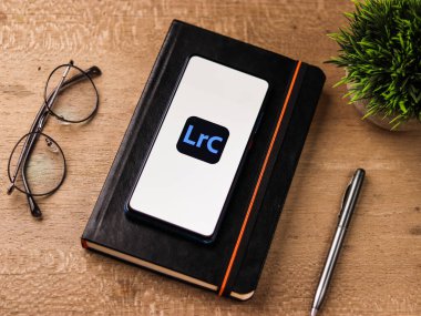 Assam, Hindistan - 20 Aralık 2020: Telefon ekranında Adobe Lightroom logosu.