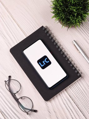 Assam, Hindistan - 20 Aralık 2020: Telefon ekranında Adobe Lightroom logosu.