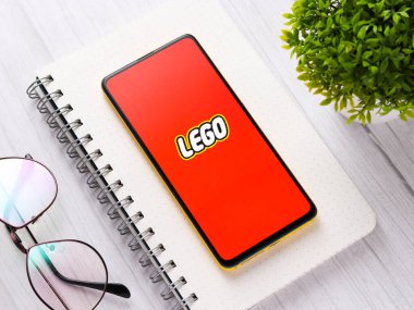Assam, Hindistan - 24 Eylül 2020: Telefon ekranında lego logosu.