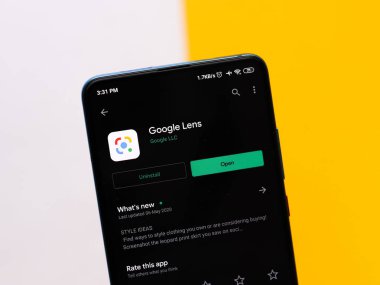 Assam, Hindistan - 25 Haziran 2020: Nesneleri ve metinleri tanımlamak için Google lensi.