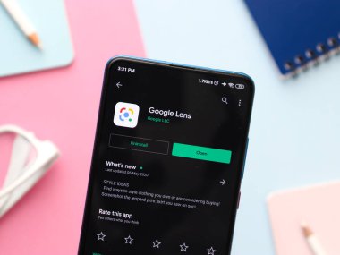 Assam, Hindistan - 25 Haziran 2020: Nesneleri ve metinleri tanımlamak için Google lensi.