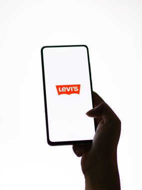 Assam, Hindistan - 24 Eylül 2020: Levi 'nin telefon ekranındaki logosu.