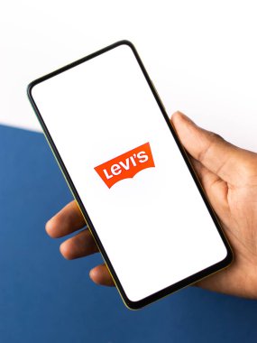 Assam, Hindistan - 24 Eylül 2020: Levi 'nin telefon ekranındaki logosu.