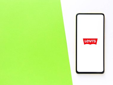 Assam, Hindistan - 24 Eylül 2020: Levi 'nin telefon ekranındaki logosu.