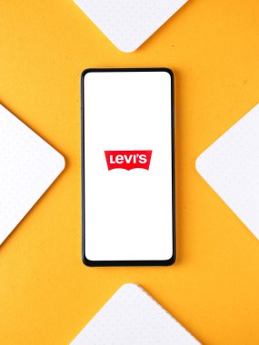 Assam, Hindistan - 24 Eylül 2020: Levi 'nin telefon ekranındaki logosu.