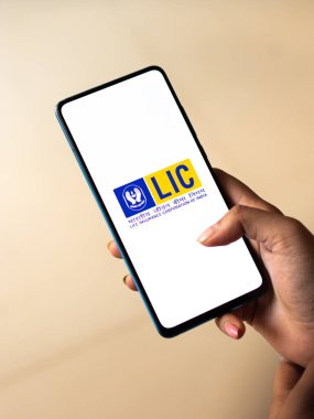 Assam, Hindistan - 20 Aralık 2020: LIC logosu telefon ekranı görüntüsü.