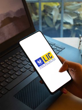 Assam, Hindistan - 20 Aralık 2020: LIC logosu telefon ekranı görüntüsü.