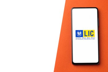 Assam, Hindistan - 20 Aralık 2020: LIC logosu telefon ekranı görüntüsü.