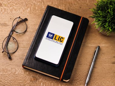 Assam, Hindistan - 20 Aralık 2020: LIC logosu telefon ekranı görüntüsü.