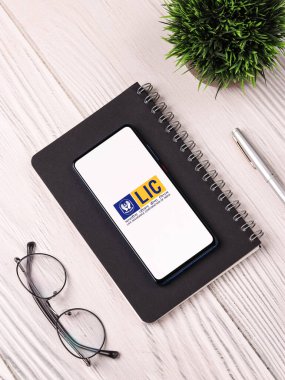Assam, Hindistan - 20 Aralık 2020: LIC logosu telefon ekranı görüntüsü.