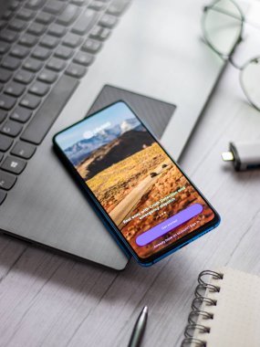 Assam, Hindistan - 31 Ocak 2021: Telefon ekranında Life360 logosu.