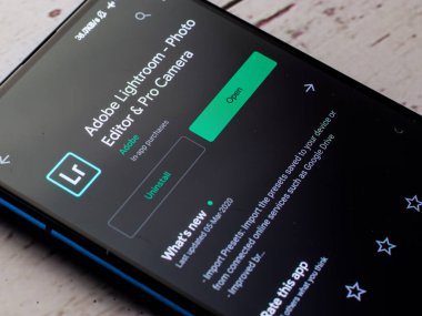 Assam, Hindistan - 20 Aralık 2020: Telefon ekranında Adobe Lightroom logosu.