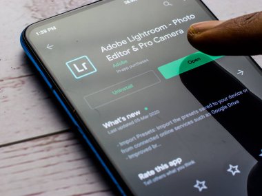 Assam, Hindistan - 20 Aralık 2020: Telefon ekranında Adobe Lightroom logosu.