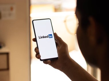 Assam, Hindistan - 10 Nisan 2021: Telefon ekranındaki logo.