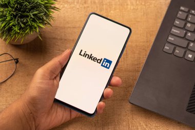 Assam, Hindistan - 10 Nisan 2021: Telefon ekranındaki logo.