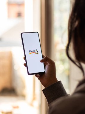 Assam, Hindistan - 15 Ocak 2020: Telefon ekranında Linux logosu.