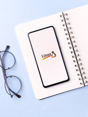 Assam, Hindistan - 15 Ocak 2020: Telefon ekranında Linux logosu.