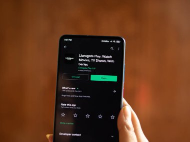 Assam, Hindistan - 10 Mart 2021: Lionsgate Telefon ekranında logo oynat.