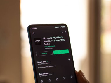 Assam, Hindistan - 10 Mart 2021: Lionsgate Telefon ekranında logo oynat.