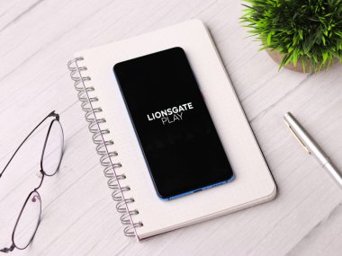 Assam, Hindistan - 10 Mart 2021: Lionsgate Telefon ekranında logo oynat.