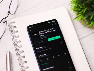 Assam, Hindistan - 10 Mart 2021: Lionsgate Telefon ekranında logo oynat.
