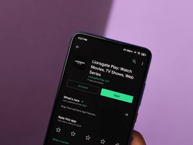 Assam, Hindistan - 10 Mart 2021: Lionsgate Telefon ekranında logo oynat.