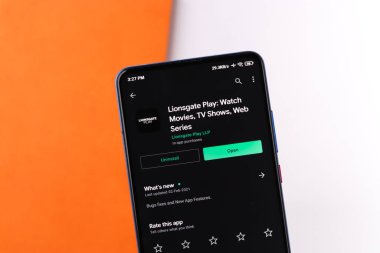Assam, Hindistan - 10 Mart 2021: Lionsgate Telefon ekranında logo oynat.