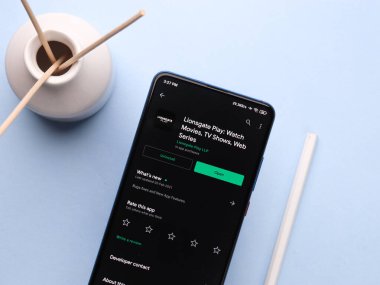 Assam, Hindistan - 10 Mart 2021: Lionsgate Telefon ekranında logo oynat.