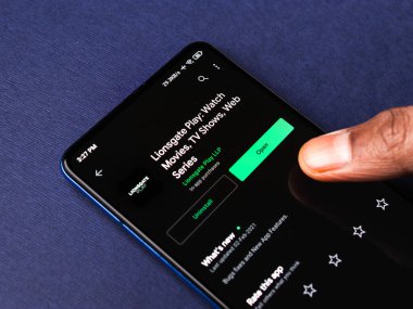 Assam, Hindistan - 10 Mart 2021: Lionsgate Telefon ekranında logo oynat.
