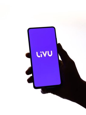 Assam, Hindistan - 6 Eylül 2020: Telefon ekranında Livu logosu.