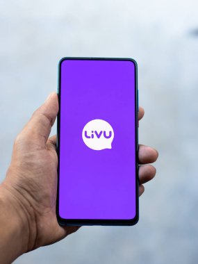 Assam, Hindistan - 6 Eylül 2020: Telefon ekranında Livu logosu.