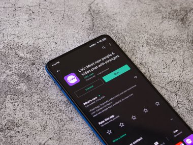 Assam, Hindistan - 6 Eylül 2020: Telefon ekranında Livu logosu.