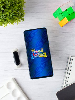 Assam, Hindistan - 23 Mayıs 2020 Ludo Kralı. Geleneksel Hint masa oyunu ludosunu benimseme oyunu.