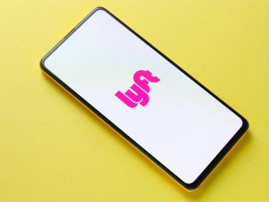 Assam, Hindistan - 18 Eylül 2020: Telefon ekranında Lyft logosu.