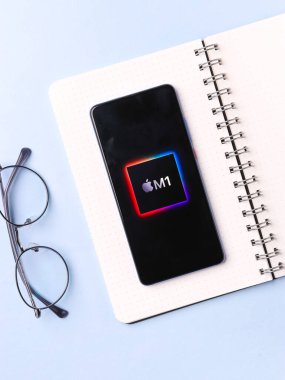 Assam, Hindistan - 20 Aralık 2020: Telefon ekranında Apple M1 logosu.