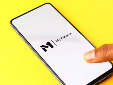 Assam, Hindistan - 19 Şubat 2021: Telefon ekranı görüntüsünde M1 Finans logosu.