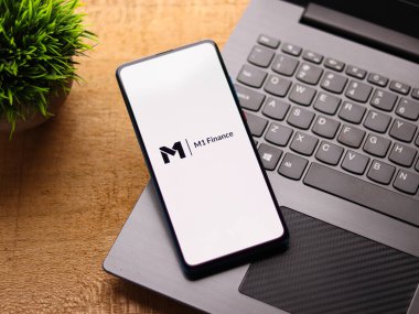 Assam, Hindistan - 19 Şubat 2021: Telefon ekranı görüntüsünde M1 Finans logosu.
