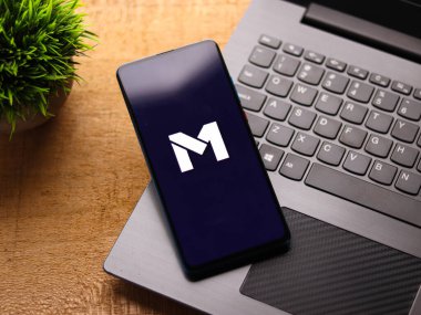 Assam, Hindistan - 19 Şubat 2021: Telefon ekranı görüntüsünde M1 Finans logosu.