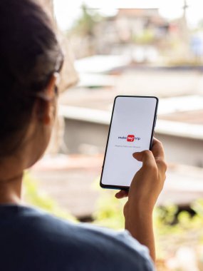 Assam, Hindistan - 09 Haziran 2020: Holets ve uçuş biletlerini internetten ayırtmak için gezi başvurumu yap.