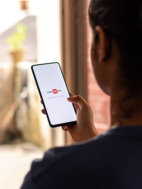 Assam, Hindistan - 09 Haziran 2020: Holets ve uçuş biletlerini internetten ayırtmak için gezi başvurumu yap.