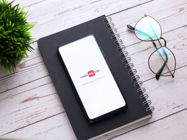 Assam, Hindistan - 09 Haziran 2020: Holets ve uçuş biletlerini internetten ayırtmak için gezi başvurumu yap.