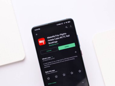 Assam, Hindistan - 09 Haziran 2020: Holets ve uçuş biletlerini internetten ayırtmak için gezi başvurumu yap.