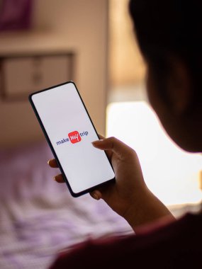 Assam, Hindistan - 09 Haziran 2020: Holets ve uçuş biletlerini internetten ayırtmak için gezi başvurumu yap.