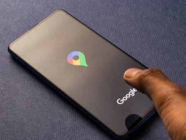 Assam, Hindistan - 24 Eylül 2020: Telefon ekranındaki yeni logo haritası.