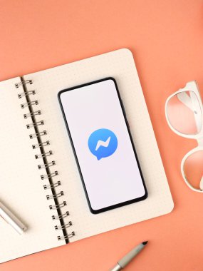 Assam, Hindistan - 5 Temmuz 2020: Facebook kuryesi ücretsiz mesaj ve görüntülü sohbet uygulaması.