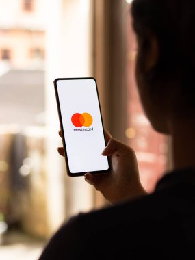 Assam, Hindistan - 18 Eylül 2020: Telefon ekranı görüntüsünde Mastercard logosu.