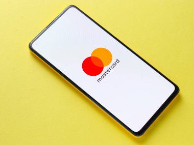 Assam, Hindistan - 18 Eylül 2020: Telefon ekranı görüntüsünde Mastercard logosu.